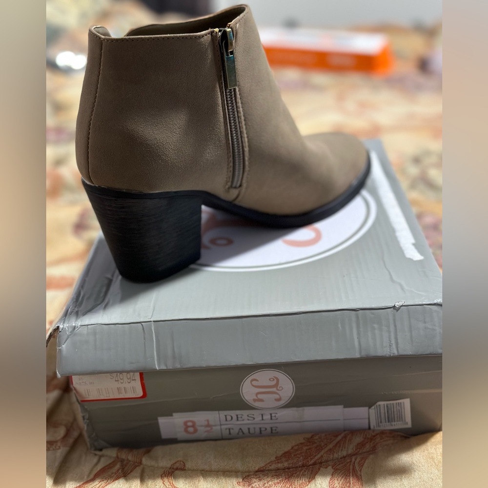 Journee Collection Desie Ankle Booties; Women's Size 8.5, Taupe (Gently Used)